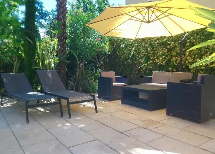 Le Patio D'olivier לינה וארוחת בוקר 3*